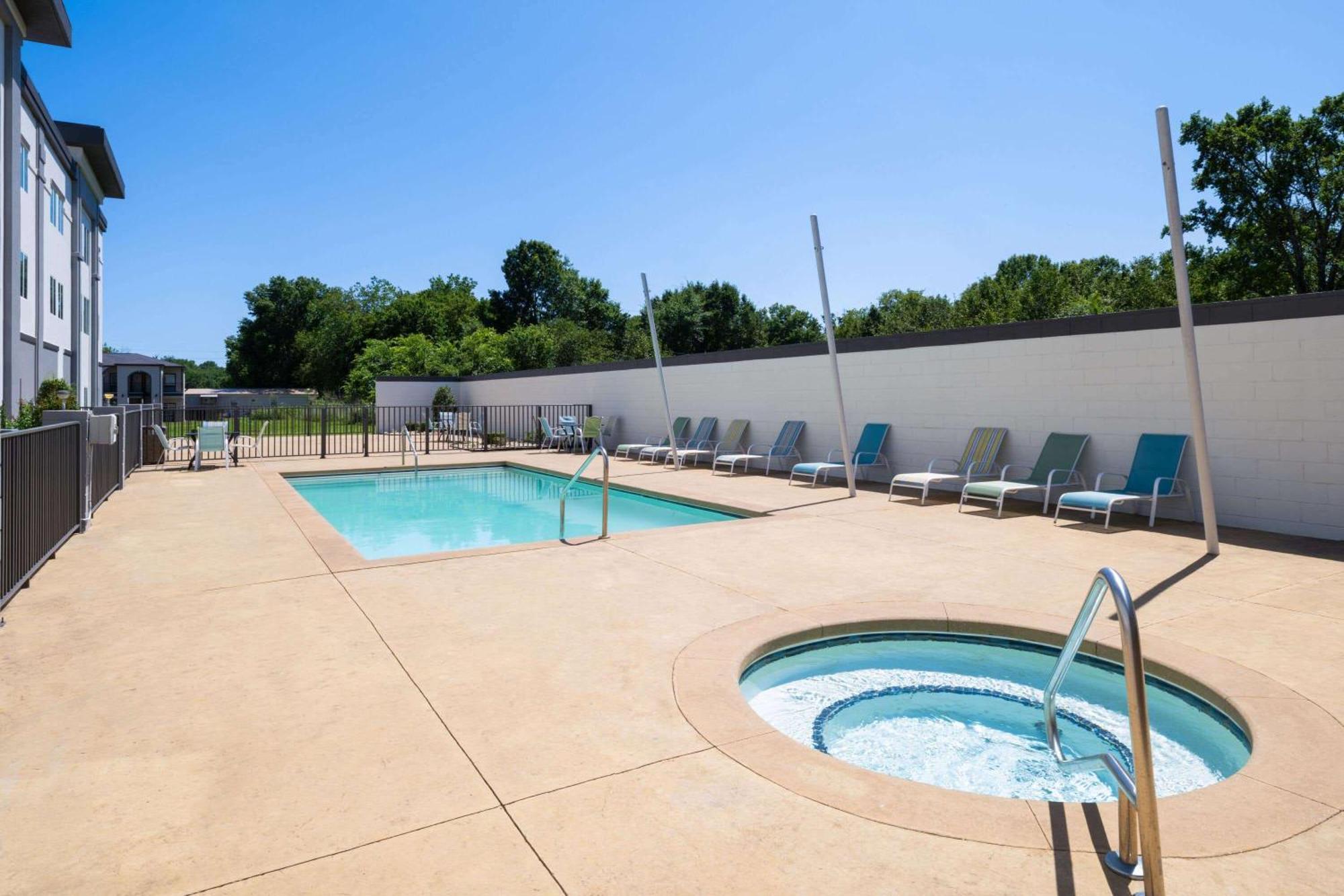 La Quinta By Wyndham Muskogee Hotel Exterior photo